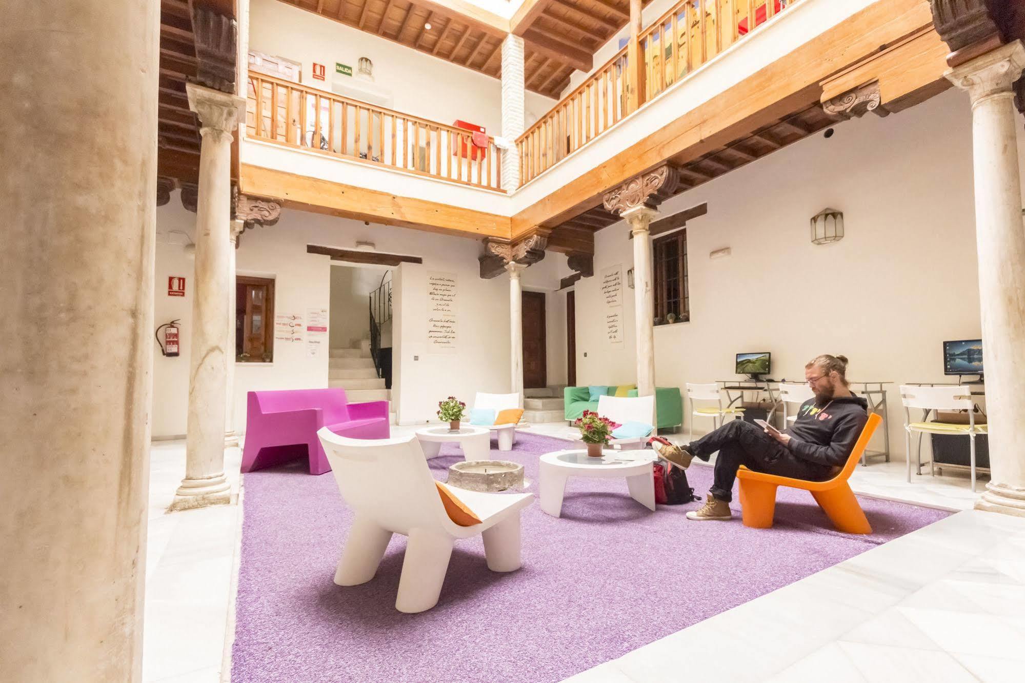 White Nest Hostal *