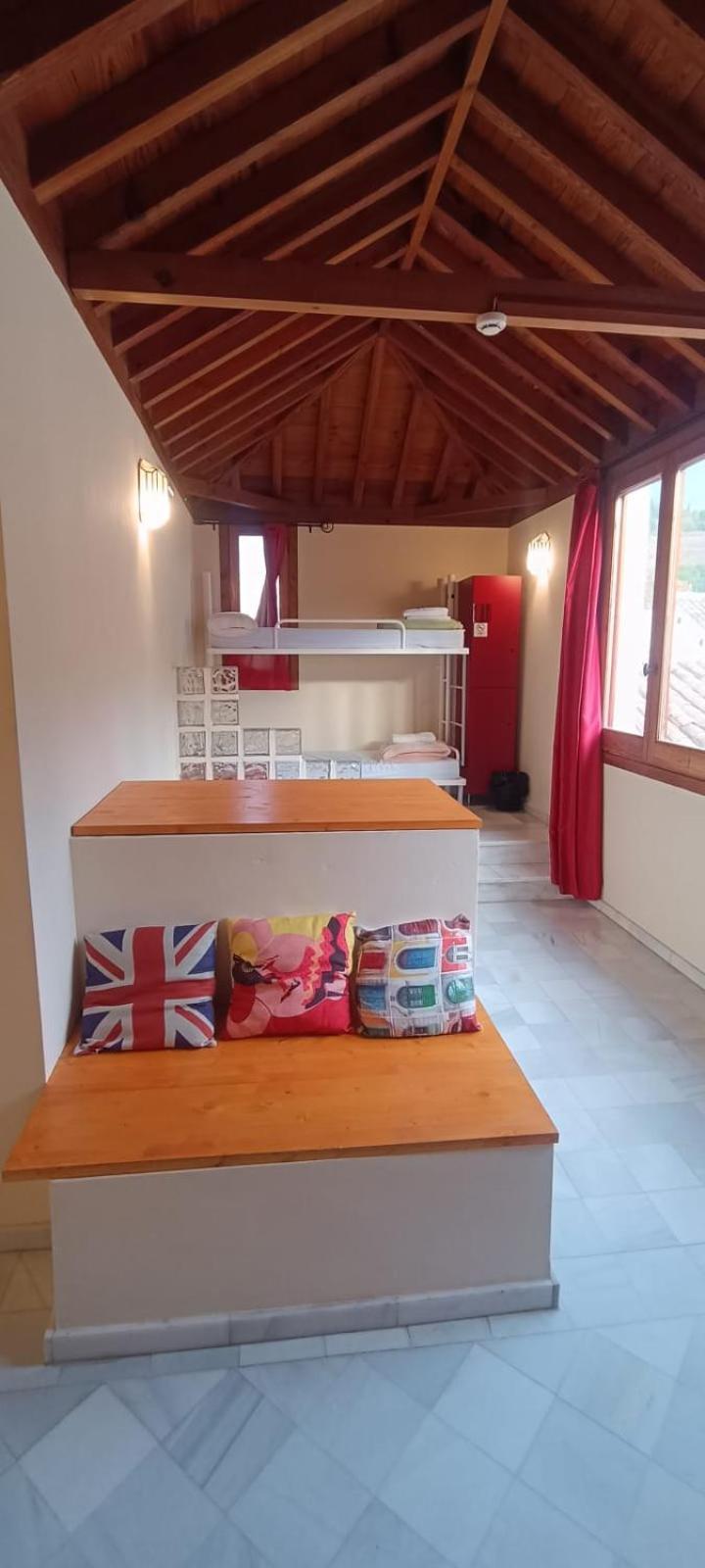Hostel White Nest *